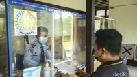 Hal tersebut sesuai dengan perjanjian tahun 2006 di Bukittinggi bahwa yang berhak menggunakan meliputi jangkauan Malaysia yaitu sampai Distrik Bau, di luar distrik Bau harus menggunakan paspor. Kalau dari warga negara Malaysia yang berkunjung ke Indonesia hanya sampai kecamatan seluas.  