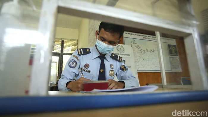 Petugas Imigrasi menunjukkan Pas Lintas Bara (PLB) di Kantor Imigrasi, Jagoi Babang, Kalbar, Kamis (8/9/2022).