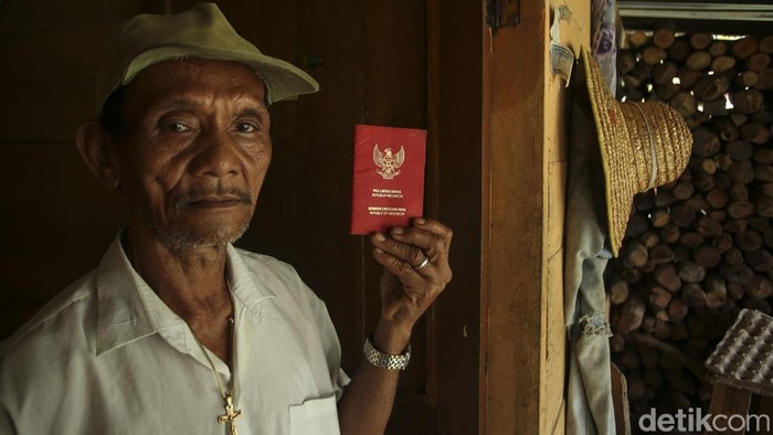 Warga Perbatasan Bisa ke Malaysia Tanpa Paspor, Kok Bisa? Petugas Imigrasi menunjukkan Pas Lintas Bara (PLB) di Kantor Imigrasi, Jagoi Babang, Kalbar, Kamis (8/9/2022).