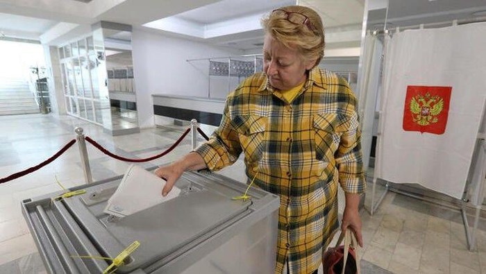 A woman casts her ballot during the first day of a referendum on the joining of Russian-controlled regions of Ukraine to Russia, in Sevastopol, Crimea September 23, 2022. Voting takes place for residents of the self-proclaimed Donetsk (DPR) and Luhansk Peoples Republics (LPR) and Russian-controlled areas of the Kherson and Zaporizhzhia regions of Ukraine. REUTERS/Alexey Pavlishak