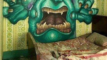 Jangan-jangan kasur tersebut dirusak olehnya. Foto: (Bored Panda).