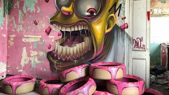 Sepertinya Homer lebih menyukai donat ban dibandingkan yang sungguhan. Foto: (Bored Panda).