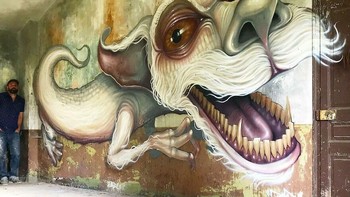 Kalau malam gambarnya hidup tidak ya? Foto: (Bored Panda).