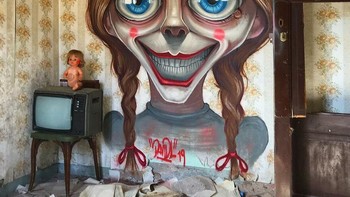 Kalau Annabelle dibuat seperti ini di rumah, pasti akan lebih horor nuansanya. Foto: (Bored Panda).