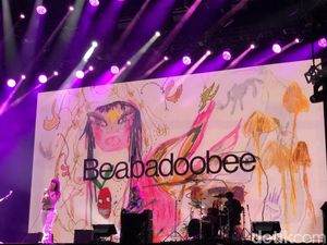 Panasnya Beabadoobee dan Pink Sweat$ di We The Fest Hari Pertama
