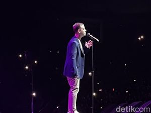 Manisnya Penampilan Dave Moffatt Buka Konser Westife di SICC
