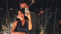 Melalui sebuah foto yang diunggah pada akun Instagramnya (24/9) Wika Salim dan kekasih tampak sedang makan malam. Keduanya kompak mengenakan pakaian hitam pada acara dinner romantisnya. Foto: Instagram/wikasalim
