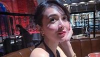 Ada steak hingga kue yang manis menjadi hidangan mereka malam itu. Kue dengan dekorasi yang cantik dihabiskan hingga bersih oleh Wika Salim. Foto: Instagram/wikasalim