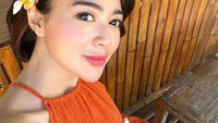 Saat berlibur ke pantai, segelas minuman segar dipesan Wika Salim sebagai menu sarapan. Smoothie dengan campuran buah berry dihabiskan di tepi pantai yang teduh. Foto: Instagram/wikasalim