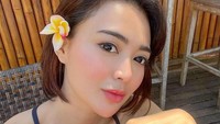 Wika Salim paling doyan minum minuman segar. Es kelapa yang alami menjadi pelepas dahaga favoritnya saat diterpa matahari di pinggir pantai. Foto: Instagram/wikasalim