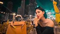 Setibanya saat liburan di Dubai, Wika Salim memanfaatkan kesempatan untuk kulineran. Salah satunya di restoran dengan pemandangan Burj Khalifa yang menjadi menara tertinggi di sana. Foto: Instagram/wikasalim