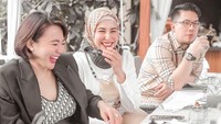 Wika Salim ternyata sering hangout dengan sahabat selebritinya yaitu Deswita Maharani dan Ferry Maryadi. Kedunya tampak asyik makan siang bersama dengan menu yang komplet. Foto: Instagram/wikasalim