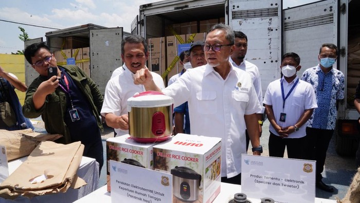 Zulhas Musnahkan Produk Impor Ilegal Rp 11 M, Ini Rinciannya