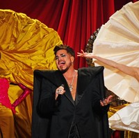 Desainer Harris Reed, yang baru ditunjuk sebagai direktur kreatif rumah mode Prancis Nina Ricci, punya cara tersendiri untuk mengenang Ratu. Tampil vokalis band Queen, Adam Lambert, yang melantunkan lagu Who Wants To Live Forever. (Foto: Dave Benett/Getty Images for Harris Reed)