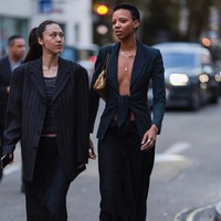 Suasana berkabung juga terasa di jalanan sekitar lokasi London Fashion Week. Para tamu banyak berkeliaran dalam balutan busana serba hitam sebagai bentuk rasa dukacita untuk Ratu Elizabeth II. (Foto: Getty Images/Jeremy Moeller)