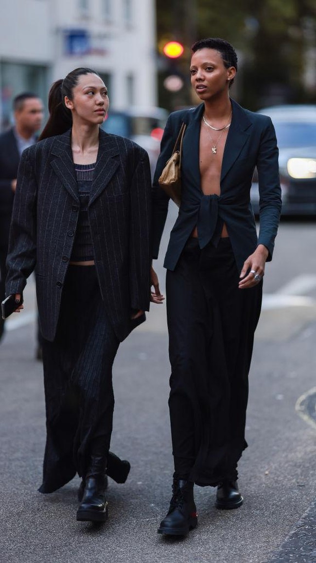 Suasana berkabung juga terasa di jalanan sekitar lokasi London Fashion Week. Para tamu banyak berkeliaran dalam balutan busana serba hitam sebagai bentuk rasa dukacita untuk Ratu Elizabeth II. (Foto: Getty Images/Jeremy Moeller)