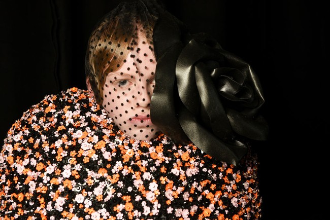 Peragaan busana Richard Quinn menutup perhelatan London Fashion Week Spring pada Selasa (20/9/2022) atau sehari setelah pemakaman Ratu Elizabeth II. Di belakang panggung, ia mengatakan bahwa koleksi Spring 2023 ini didedikasikan secara khusus untuk Ratu. Sebagai pembuka, Richard, yang pernah menerima penghargaan dari Ratu Elizabeth II pada 2018, mengeluarkan 23 busana serba hitam yang secara khusus dibuatnya hanya dalam 10 hari setelah mendengar kabar Ratu wafat. (Foto: Getty Images/Nicky Sims/BFC)