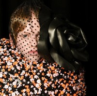 Peragaan busana Richard Quinn menutup perhelatan London Fashion Week Spring pada Selasa (20/9/2022) atau sehari setelah pemakaman Ratu Elizabeth II. Di belakang panggung, ia mengatakan bahwa koleksi Spring 2023 ini didedikasikan secara khusus untuk Ratu. Sebagai pembuka, Richard, yang pernah menerima penghargaan dari Ratu Elizabeth II pada 2018, mengeluarkan 23 busana serba hitam yang secara khusus dibuatnya hanya dalam 10 hari setelah mendengar kabar Ratu wafat. (Foto: Getty Images/Nicky Sims/BFC)