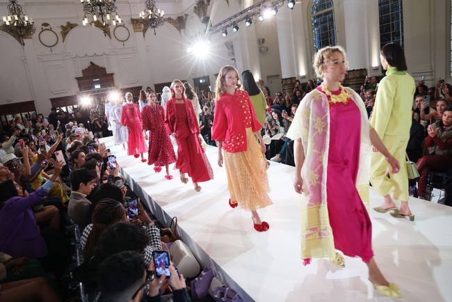 Di jadwal resmi London Fashion Week ini juga terdapat peragaan kreasi anak bangsa. Klamby diklaim sebagai merek modest wear pertama asal Indonesia yang tampil di salah satu agenda terpenting dalam kalender mode internasional tersebut. (Foto: Getty Images for Klamby/Tim P. Whitby)