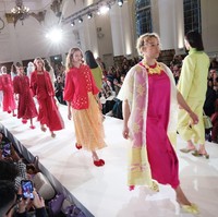 Di jadwal resmi London Fashion Week ini juga terdapat peragaan kreasi anak bangsa. Klamby diklaim sebagai merek modest wear pertama asal Indonesia yang tampil di salah satu agenda terpenting dalam kalender mode internasional tersebut. (Foto: Getty Images for Klamby/Tim P. Whitby)