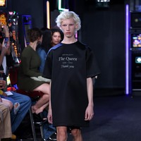 The show must go on! London Fashion Week tetap berlangsung di tengah masa berkabung nasional menyusul kematian pemimpin monarki terlama dalam sejarah Inggris, Ratu Elizabeth II. Sejumlah desainer pun memberikan penghormatan terakhir untuk Ratu lewat presentasi busana mereka. Salah satunya, JW Anderson, yang menutup peragaan dengan penampilan model berkaus hitam oversized. Kaus tersebut dihiasi tulisan: Her Majesty the Queen 1926 - 2022 Thank you.  (Foto: Getty Images/Tim Whitby/BFC)