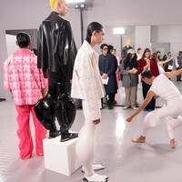 British Fashion Council memutuskan untuk tetap melanjutkan perhelatan London Fashion Week sebagai bentuk dukungan terhadap desainer baru yang berbakat seperti Harri. Desainer kelahiran India ini bereksperimen dengan material latex tiup untuk koleksi terbarunya. Peragaan busananya pun tak kalah menarik dengan menyertakan seni tari di dalamnya.  (Foto: Getty Images/Shane Anthony Sinclair/BFC)