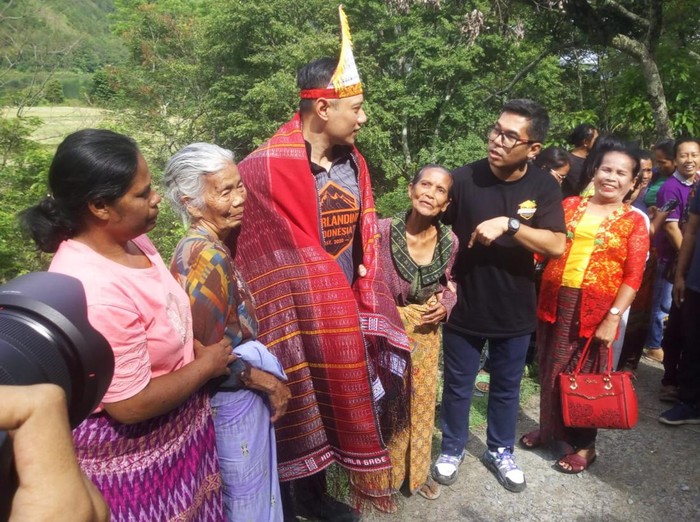 AHY dan Lokot Nasution berfoto bersama warga Batak. Foto: Datuk Haris /detikSumut