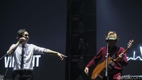 Tak hanya itu, Vincent, Desta, dan Endah N Rhesa pun memanggil Andre Taulany yang ternyata menjadi kejutan untuk penonton. Foto: Rifkianto Nugroho