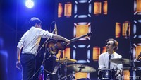 Desta pegang bass, sementara Vincent jadi drummer. Foto: Rifkianto Nugroho