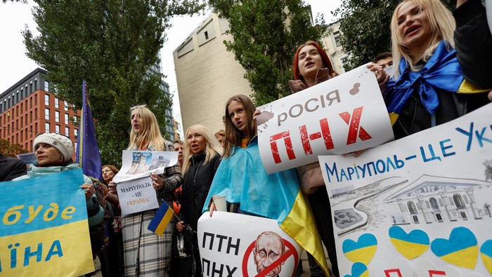 Aksi Warga Ukraina Menentang Referendum yang Digelar Rusia Internally displaced people from Mariupol attend a rally against, as they say, fake referendums on territories temporary occupied by Russia and in their native city, in Kyiv, Ukraine September 24, 2022. REUTERS/Valentyn Ogirenko