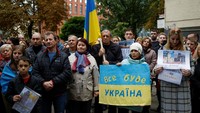 Pengungsi internal dari Mariupol menghadiri rapat umum menentang, seperti yang mereka katakan, referendum palsu di wilayah yang diduduki sementara oleh Rusia dan di kota asal mereka, di Kyiv, Ukraina, Sabtu, (24/9/2022).