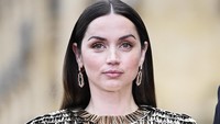 Ana De Armas tampil cantik saat menghadiri Festival Film San Sebastian ke-70 di Spanyol. Foto: Getty Images for Netflix/Juan Naharro Gimenez