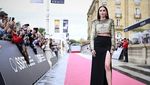 Pesona Ana De Armas dalam Balutan Crop Top dan Rok Belahan Paha