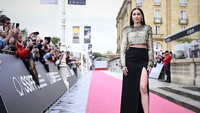 Aktris berusia 34 tahun itu memancarkan pesona dalam balutan gaun yang berani. Foto: Getty Images for Netflix/Juan Naharro Gimenez