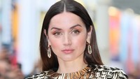 Ana De Armas tampil dalam balutan crop top emas yang dramatis dan rok hitam. Foto: Getty Images for Netflix/Juan Naharro Gimenez