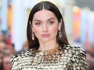 Ana de Armas Ribut dengan Keanu Reeves: Aku Memar-Memar