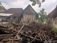 Angin Puting Beliung Terjang Rumah Hingga Sekolah Di Bojonegoro