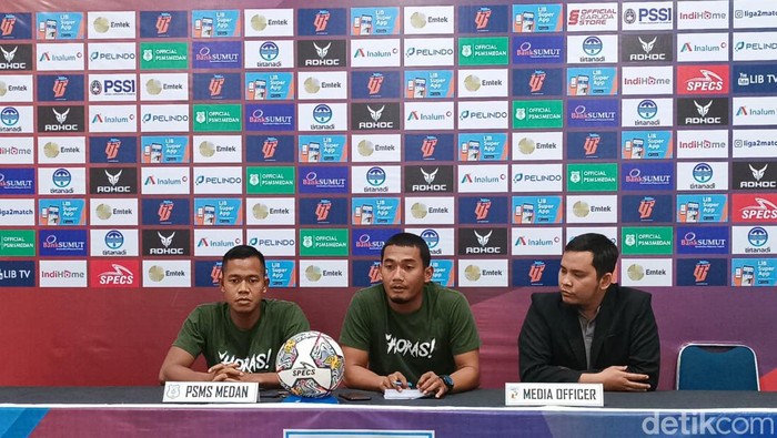 Asisten pelatih PSMS Medan, Legimin Raharjo (tengah) dan kapten pemain Joko Susilo (kiri) saat konferensi pers jelang laga lawan Semen Padang FC