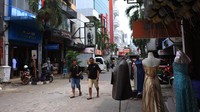 Warga melintas di areal pertokoan kawasan cagar budaya Jalan Pasar Baru, Jakarta. Bangunan pada kawasan ini memiliki struktur cagar budaya yang menyimpan informasi mengenai kegiatan manusia pada masa lalu.
