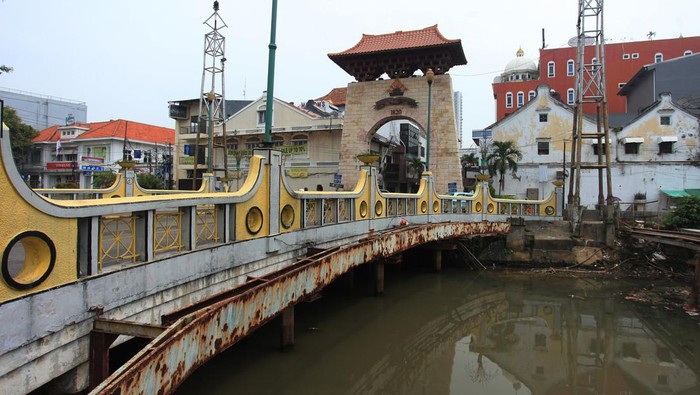 Berkunjung ke Kawasan Cagar Budaya Pasar Baru, Jakarta Suasana kawasan cagar budaya di Jalan Pasar Baru, Jakarta, Kamis (22/9/2022). Pemprov DKI Jakarta melalui Dinas Kebudayaan (Disbud) menetapkan Kompleks Jalan Pasar Baru, Jakarta Pusat sebagai kawasan cagar budaya dimana bangunan pada kawasan ini memiliki struktur cagar budaya yang menyimpan informasi mengenai kegiatan manusia pada masa lalu. ANTARA FOTO/Reno Esnir/rwa. *** Local Caption ***