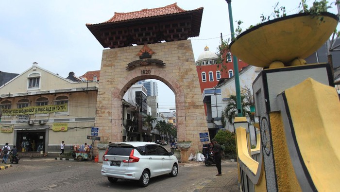 Suasana kawasan cagar budaya di Jalan Pasar Baru, Jakarta, Kamis (22/9/2022). Pemprov DKI Jakarta melalui Dinas Kebudayaan (Disbud) menetapkan Kompleks Jalan Pasar Baru, Jakarta Pusat sebagai kawasan cagar budaya dimana bangunan pada kawasan ini memiliki struktur cagar budaya yang menyimpan informasi mengenai kegiatan manusia pada masa lalu. ANTARA FOTO/Reno Esnir/rwa. *** Local Caption ***