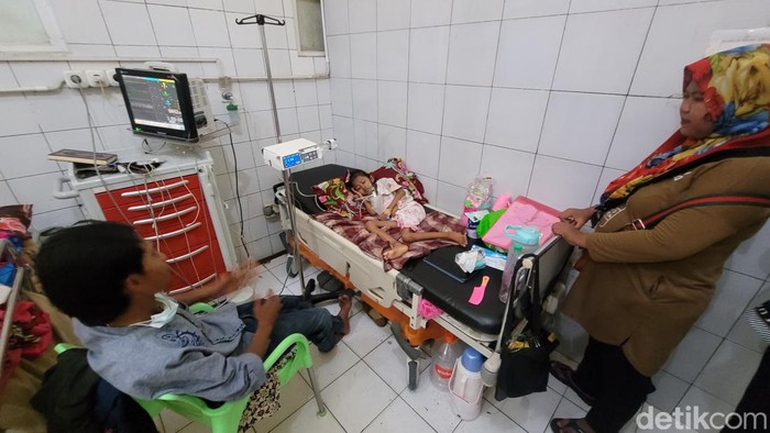 Bocah perempuan Sukabumi terbaring di RS gegata idap ragam penyakit.