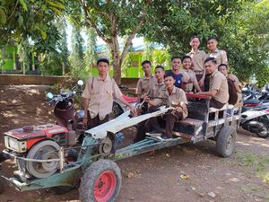 Kisah Pelajar di Bone Pakai Traktor ke Sekolah Imbas Kenaikan Harga Pertalite