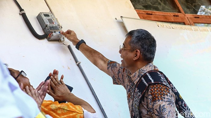 Bukti Nyata Kehadiran Listrik PLN di 97 Desa Terpencil NTT Pemerintah melalui PT PLN (Persero) menargetkan penyaluran listrik pada 97 desa terpencil di Nusa Tenggara Timur (NTT) pada tahun ini.