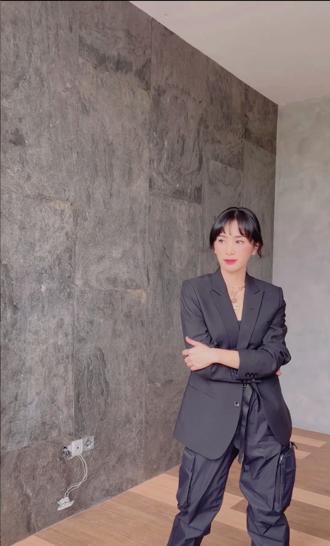 Dalam foto-foto yang dibagikan terlihat Bunga Zainal kini mengubah gaya rambutnya jadi berponi depan. Dengan poni depan penampilan Bunga disebut-sebut jadi mirip dengan artis Korea. Foto: Instagram/@bungazainal05