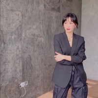 Dalam foto-foto yang dibagikan terlihat Bunga Zainal kini mengubah gaya rambutnya jadi berponi depan. Dengan poni depan penampilan Bunga disebut-sebut jadi mirip dengan artis Korea. Foto: Instagram/@bungazainal05