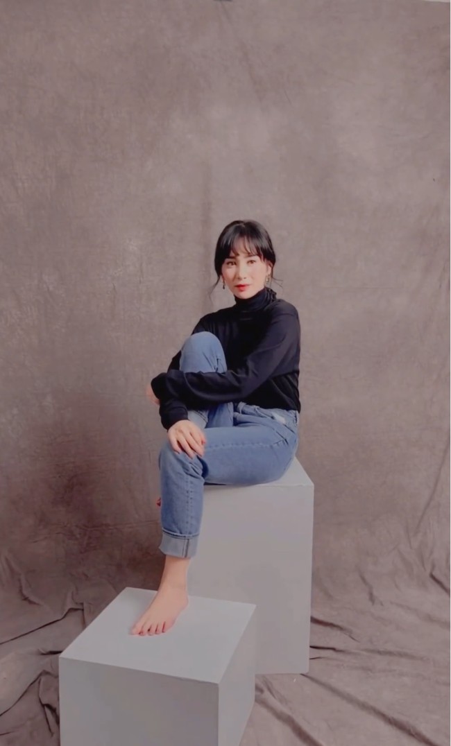 Dengan poni depan aktris 35 tahun itu juga terlihat jadi lebih awet muda. Ditambah dengan kulitnya yang kencang dan mulus serta tubuhnya yang langsing, penampilan Bunga sukses bikin terpana. Foto: Instagram/@bungazainal05