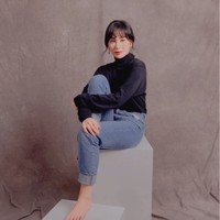 Dengan poni depan aktris 35 tahun itu juga terlihat jadi lebih awet muda. Ditambah dengan kulitnya yang kencang dan mulus serta tubuhnya yang langsing, penampilan Bunga sukses bikin terpana. Foto: Instagram/@bungazainal05