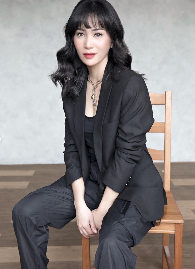 Mengenakan setelan blazer berwarna hitam dengan rambut berponi yang terurai, penampilan Bunga ini disebut mirip dengan artis Korea, Song Hye Kyo. “Cantik…kayak song hye kyu,” komentar netizen lain. Foto: Instagram/@bungazainal05