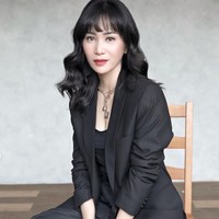 Mengenakan setelan blazer berwarna hitam dengan rambut berponi yang terurai, penampilan Bunga ini disebut mirip dengan artis Korea, Song Hye Kyo. “Cantik…kayak song hye kyu,” komentar netizen lain. Foto: Instagram/@bungazainal05